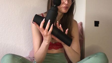 NOCH NIE GESEHEN!! EXTREME MASTURBATION MIT DER MASSAGE-PISTOLE!!! 18-jährige deutsche, schlanke Teenagerin mit kleinen Brüsten und großen Schamlippen