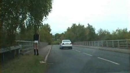Zoe, die Trans-Schlampe, im Freien in engen Hotpants