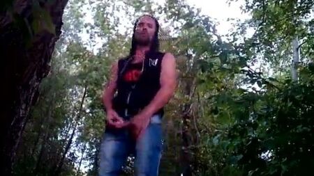 Ältere Männer masturbieren in der Öffentlichkeit in einem YMCMB-Shirt – Wood, Belgien