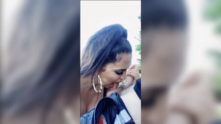 TS Bella Curves bläst ihrem Trainer nach einem Lauf im Park einen