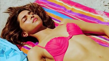 Deepika Padukone im knallpinken Bikini