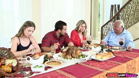 Stiefmütter vögeln Teenager – Ein unanständiges Familien-Thanksgiving