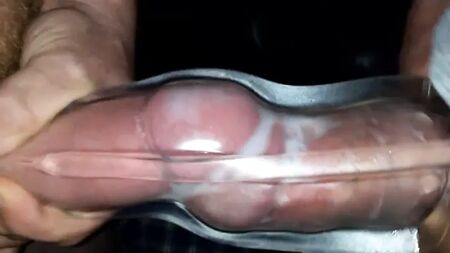 Zwei Kumpels spritzen in einen Fleshlight