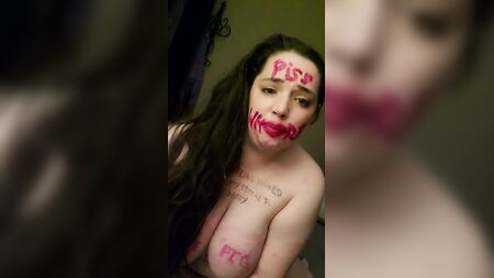 Meine Pisshure gießt sich Pisse in den Mund