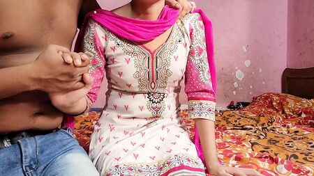 Das Mädchen aus dem Punjab hatte Sex mit ihrem Freund, während sie einen Salwar Kameez trug