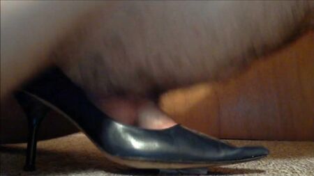 Fick- und Sperma-Schuhe aus marineblauem Leder mit hohen Absätzen