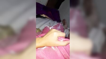 Crossdresser in einem langen, rosa Satin-Ballkleid