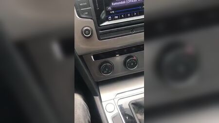 Zwei Personen mit Kopftuch im Auto
