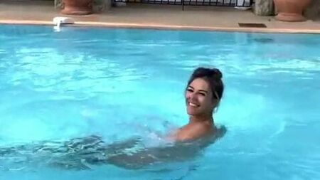 Elizabeth Hurley – Oben ohne im Swimmingpool, 22. August 2018