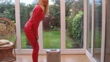 PVC-Catsuit mit rotem PVC