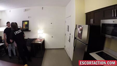Die Escort-Schlampe Ashley Adams wird mit Handschellen gefesselt und hart durchgenommen