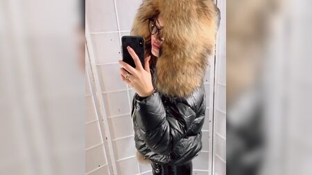 Miss Fur in einer glänzenden Daunenjacke