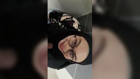 Indonesien – Schwarzer Hijab im Klo