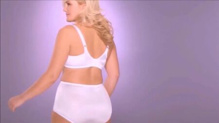 Model für Unterwäsche in Übergrößen