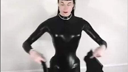 ein extrem enges Korsett für eine ungehorsame Sklavin