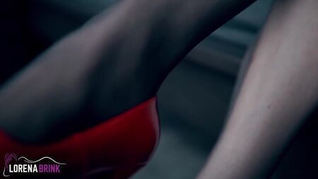 Rote Peep-Toe-Schuhe mit hohem Absatz und Strumpfhosen