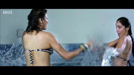 Udita Goswami und Sofia Hayat in einer heißen Bikini-Szene