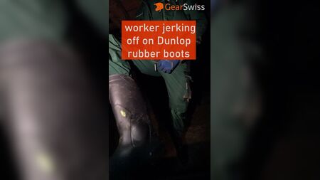 Arbeiter, der sich an seinen Dunlop-Gummistiefeln einen runterholt