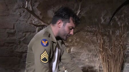 Der Soldat will diesen Arsch unbedingt aufreißen
