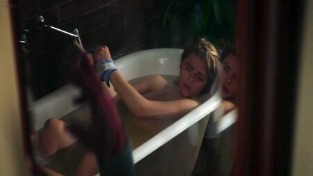 Chloe Grace Moretz, heiß und nackt, im Badewasser