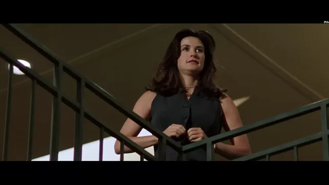 Tort oyoqda turgan qizning fotosurati