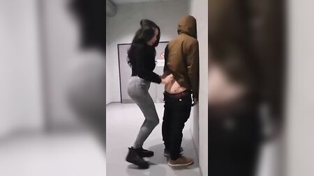 Transsexuelles Mädchen fickt Mann im Flur