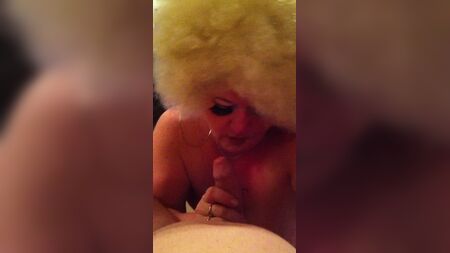 Blonde Afro-Schwanzlutscherin