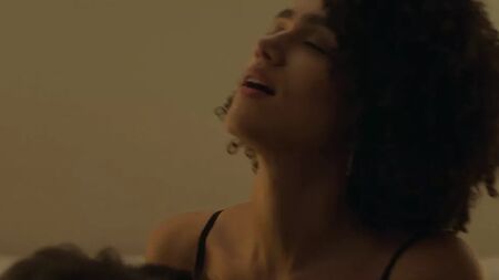 Nathalie Emmanuel & Britt Lower – „Holly Slept Over“