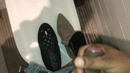 Im Büro auf die Schuhe von Kollegen spritzen