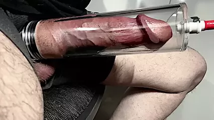 Effektives Penispumpen fr einen dickeren und lngeren Penis Effektives Penispumpen fr einen dickeren und lngeren Penis