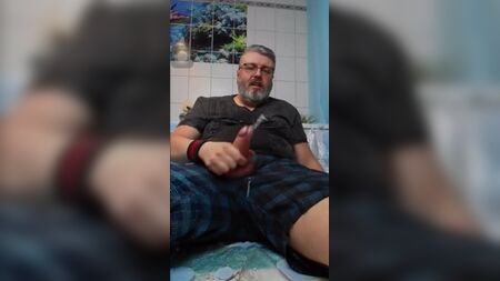 Papa-Bär spritzt auf die Kleidung