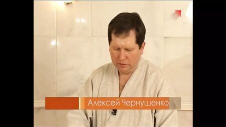 Ein Mann massiert das nackte Model Valentina Kolesnikova in einem Hamam