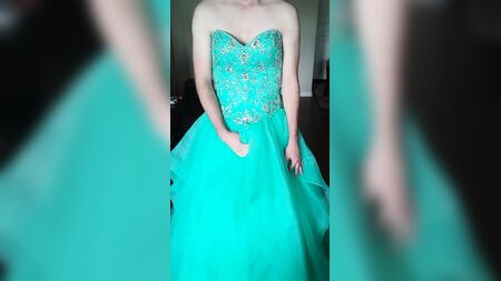 Ein blaugrünes Ballkleid mit Korsett-Rücken bei einem Mädchen