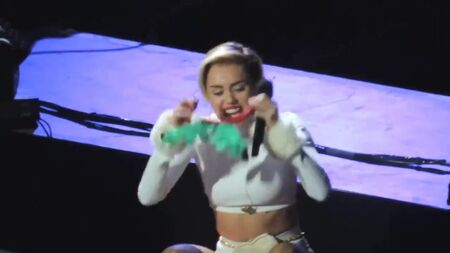Miley Cyrus – Hot 99.5 Jingle Ball 2013