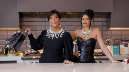 Kylie & Kris Jenner kochen gemeinsam Abendessen | Vogue