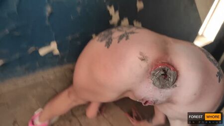Shoving Dirt in Ass and Eating Garbage Forest Whore - Hardcore riskantes öffentliches Spiel und extreme schmutzige Demütigung, Amateur, Ukraine Pissing