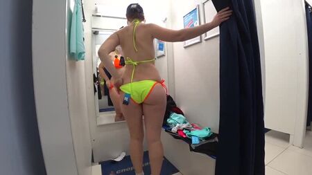 Reife Milf und ihre junge Tochter in einer öffentlichen Umkleidekabine. Verschiedene Badeanzüge und Mini-Bikinis auf sexy großen Arsch. - XVIDEOS.COM