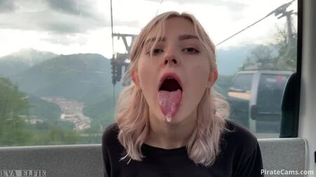 Teen schluckt Lasten von Sperma auf einer Seilbahn öffentlichen Blowjob Eva Elfie - Beautiful Babes