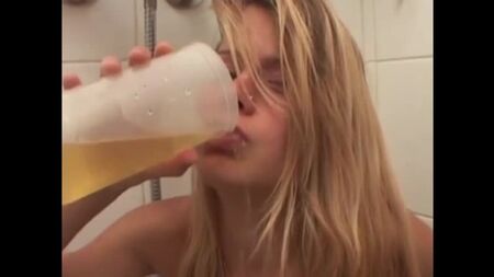 amateur_pissslut_swallow squeamishly trinkt piss spit in mund piss spit