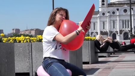 Pusten, um zu platzen, und sitzen, um zu platzen - Luftballon-Fetisch