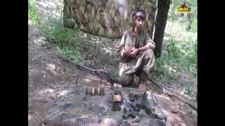 Filmaufnahmen zeigen die von der HPG bei türkischen Truppen im Ali-Dirêj-Tal in Bradost erbeuteten Waffen