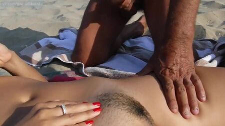 Zwei Männer wichsen Schwanz und Sperma auf ein nacktes Mädchen am Strand (Handjob, Cumshot, Pov, Nudismus, Orgasmus, haarig, Ejakulation, Masturbation)