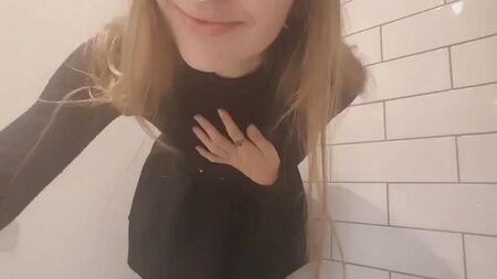 Studentin in Uni-Toilette zeigt Muschi, streichelt sich selbst und masturbiert