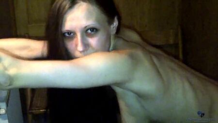 Glücklicher russischer Ehemann filmt seine dünne Frau, die in der Badewanne in alle Löcher gefickt wird (Russischer Porno Anal Blowjob Sexwife Pornoanal )