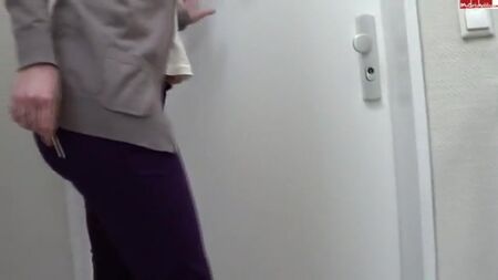 FRAU PINKELT IN IHRE LILA HOSE VOR IHREM HAUS