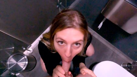 Übrigens wird ein anständiges Mädchen niemals in die Toilette kommen