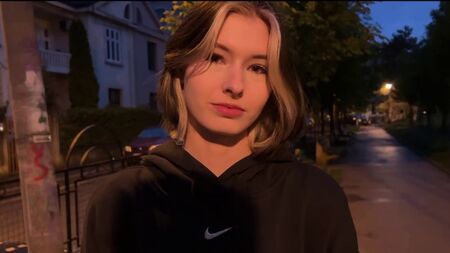 Mädchen ließ sich beim ersten Date von einem reichen Kerl ficken