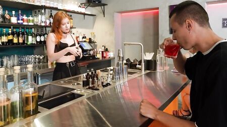 Erfolgreiche Bekanntschaft mit dem Barkeeper