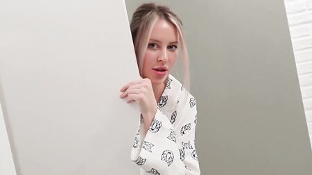 Stiefschwester kaufte sexy Dessous für ihren Freund, aber ich konnte nicht widerstehen und fickte sie