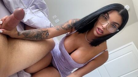 Sexy Stiefmutter löst das Problem der chronischen Masturbation